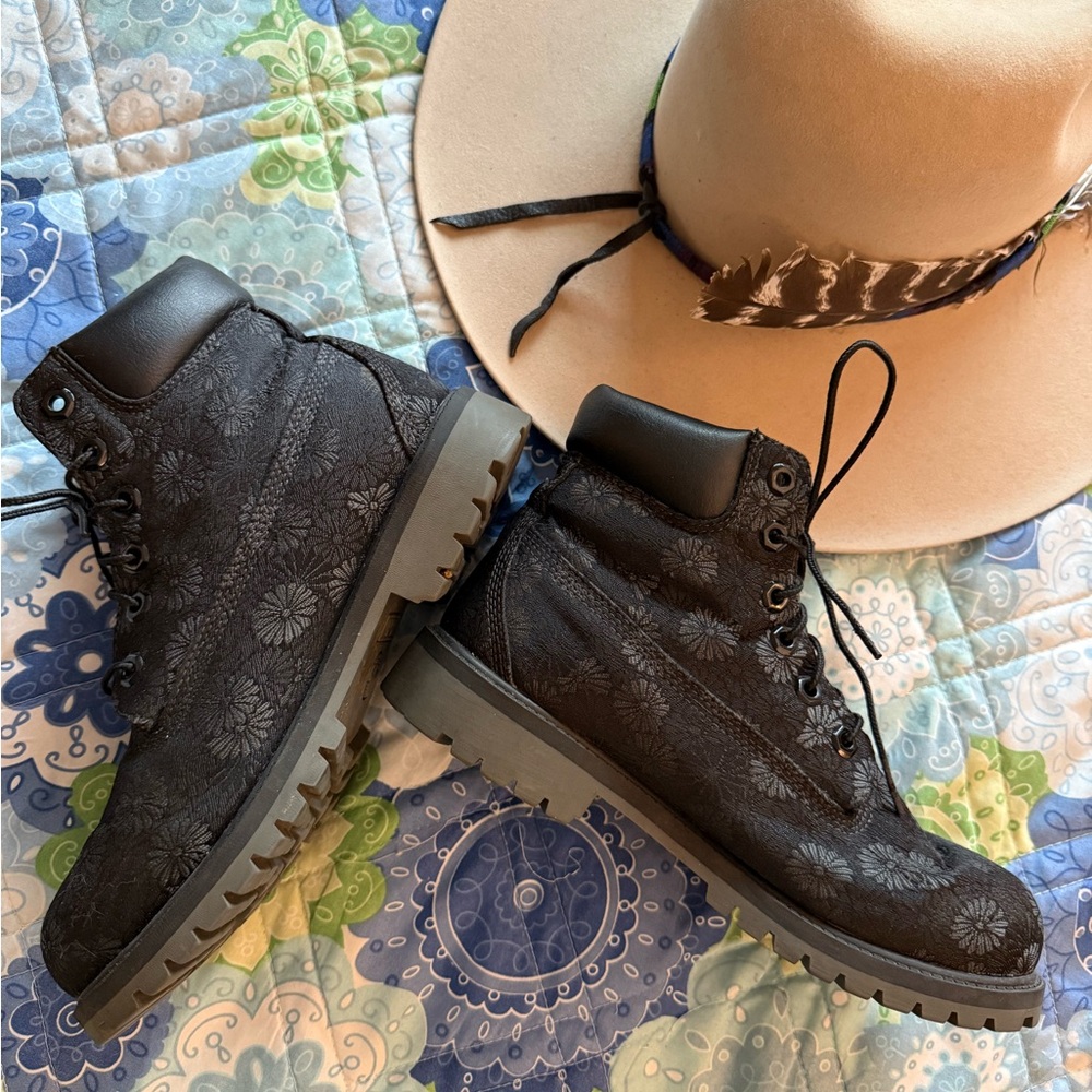 🖤 🌸Timberland Black Floral Ankle Boots 🌸🖤